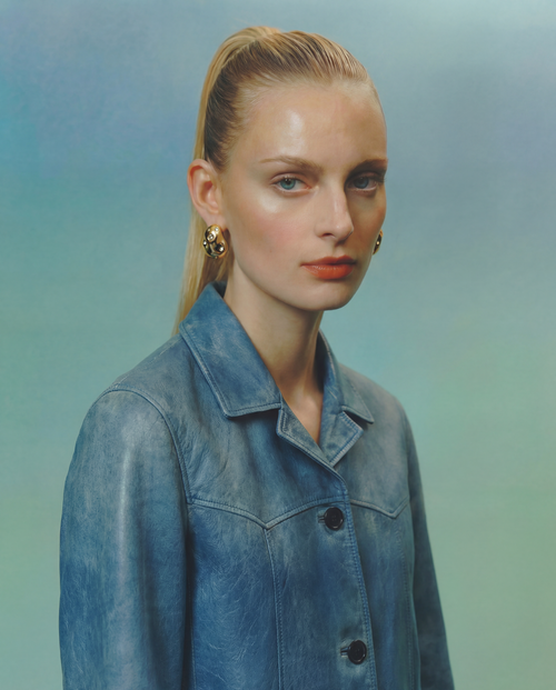 sculptural stud earrings in gold with rhinestones embeddede